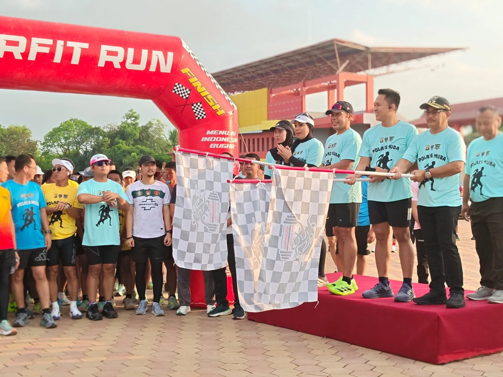 Suasana ratusan pelari Bhayangkara Fun Run 2026 saat start di Stable Berkuda Sekayu.