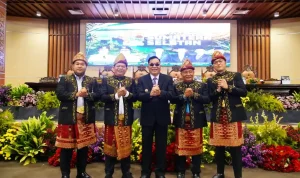 bupati-muba-hm-toha-tohet-paripurna-hut-80-sumsel Bupati Muba H. M. Toha Tohet S.H., bersama jajaran saat menghadiri Rapat Paripurna Hari Jadi ke-80 Provinsi Sumatera Selatan di Palembang.