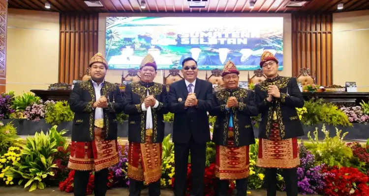 Bupati Muba H. M. Toha Tohet S.H., bersama jajaran saat menghadiri Rapat Paripurna Hari Jadi ke-80 Provinsi Sumatera Selatan di Palembang.