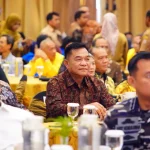 Bupati Muba H. M. Toha Tohet S.H., menyimak materi dalam Sarasehan Kebangsaan MPR RI tentang keuangan daerah di Palembang.