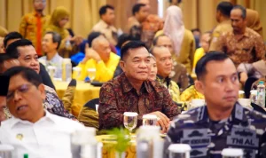 bupati-muba-hm-toha-tohet-sarasehan-mpr-ri-obligasi-daerah Bupati Muba H. M. Toha Tohet S.H., menyimak materi dalam Sarasehan Kebangsaan MPR RI tentang keuangan daerah di Palembang.