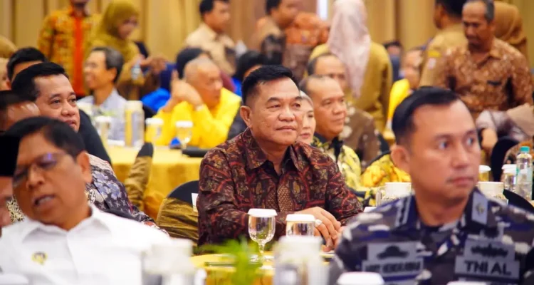 Bupati Muba H. M. Toha Tohet S.H., menyimak materi dalam Sarasehan Kebangsaan MPR RI tentang keuangan daerah di Palembang.