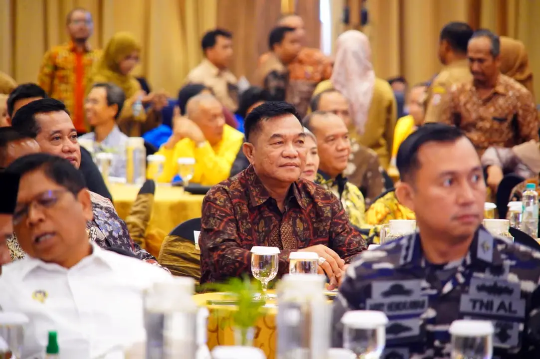 bupati-muba-hm-toha-tohet-sarasehan-mpr-ri-obligasi-daerah Bupati Muba H. M. Toha Tohet S.H., menyimak materi dalam Sarasehan Kebangsaan MPR RI tentang keuangan daerah di Palembang.