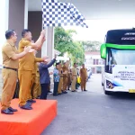 Bupati Muba Toha Tohet saat melepas 40 putra-putri Muba untuk mengikuti pelatihan di PPSDM Migas Cepu.