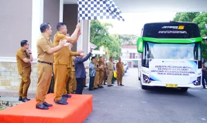Bupati Muba Toha Tohet saat melepas 40 putra-putri Muba untuk mengikuti pelatihan di PPSDM Migas Cepu.