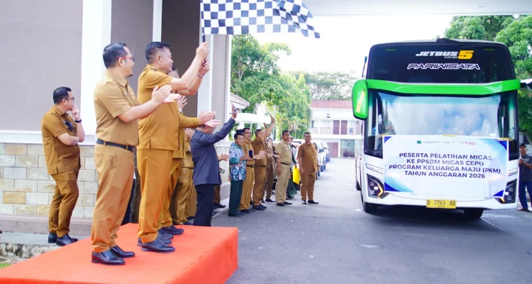 Bupati Muba Toha Tohet saat melepas 40 putra-putri Muba untuk mengikuti pelatihan di PPSDM Migas Cepu.