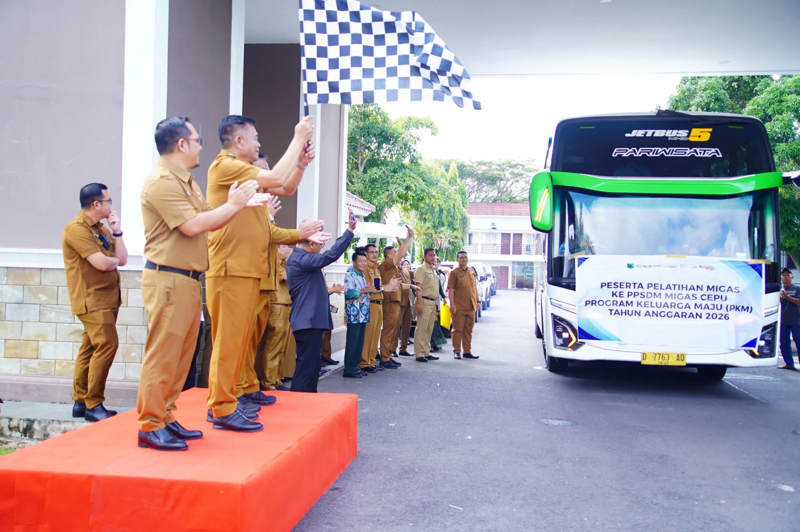 Bupati Muba Toha Tohet saat melepas 40 putra-putri Muba untuk mengikuti pelatihan di PPSDM Migas Cepu.