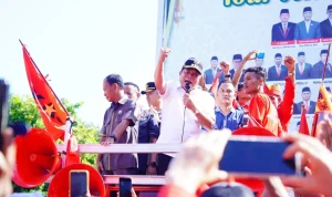 Bupati Muba HM. Toha Tohet menemui massa aksi buruh pada May Day 2026 di Sekayu.