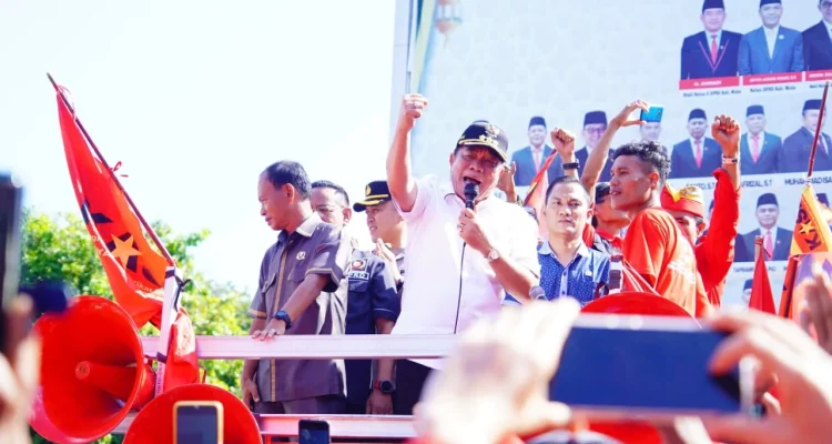 Bupati Muba HM. Toha Tohet menemui massa aksi buruh pada May Day 2026 di Sekayu.