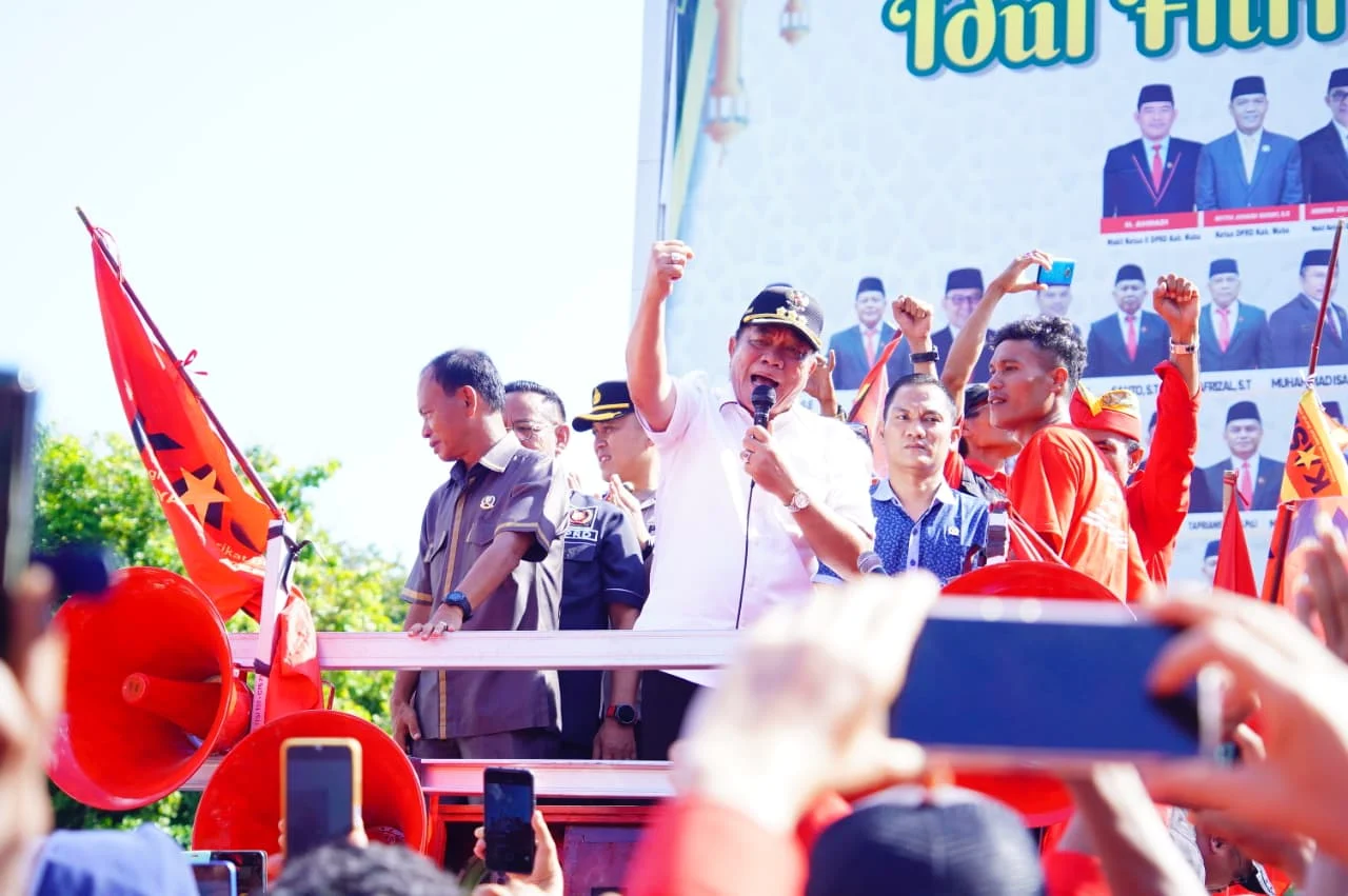 Bupati Muba HM. Toha Tohet menemui massa aksi buruh pada May Day 2026 di Sekayu.