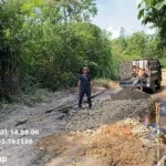 Gotong royong perbaikan jalan penghubung desa Pinggap. (Foto disunting dari :Joel Monpera id)
