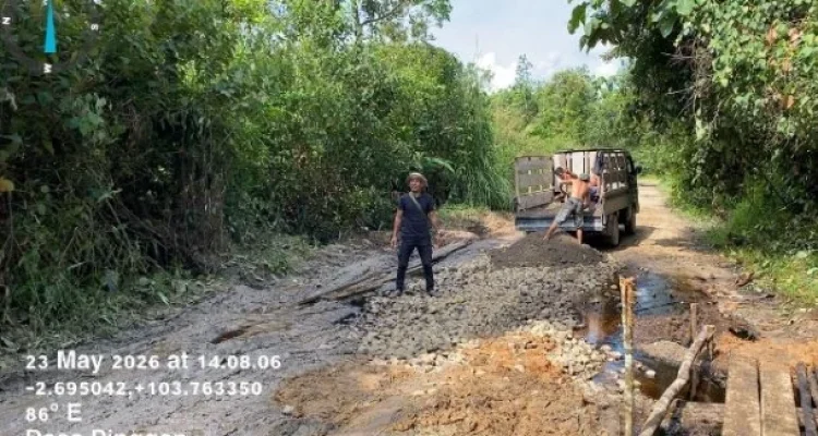 Gotong royong perbaikan jalan penghubung desa Pinggap. (Foto disunting dari :Joel Monpera id)