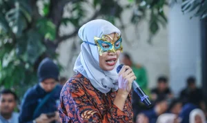 dampak-judi-online-keluarga-medan-korban Seorang ibu memberikan testimoni korban judi online di depan Menkomdigi Meutya Hafid di Medan.