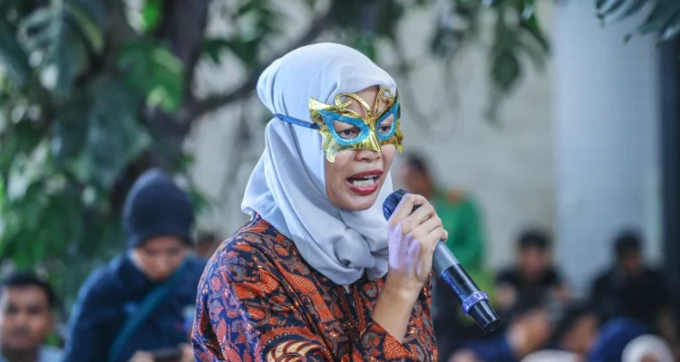 Seorang ibu memberikan testimoni korban judi online di depan Menkomdigi Meutya Hafid di Medan.