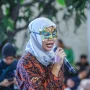 Seorang ibu memberikan testimoni korban judi online di depan Menkomdigi Meutya Hafid di Medan.
