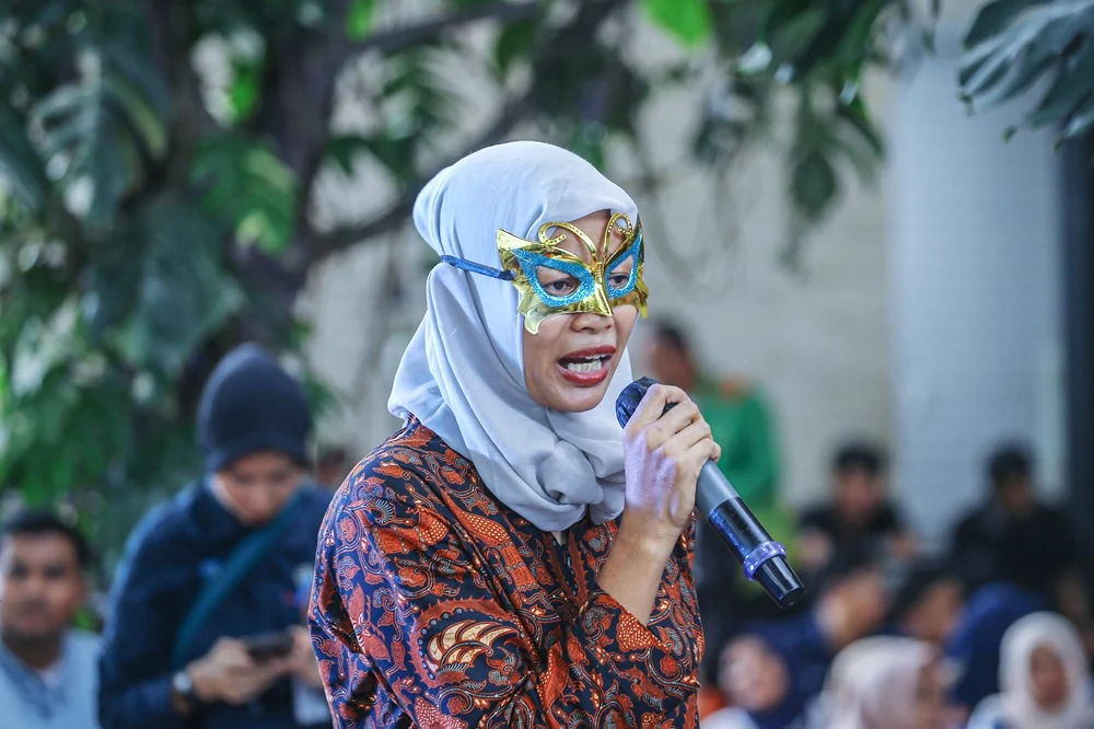 dampak-judi-online-keluarga-medan-korban Seorang ibu memberikan testimoni korban judi online di depan Menkomdigi Meutya Hafid di Medan.
