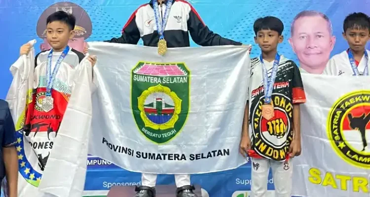 Foto bersama kontingen atlet cilik berprestasi dari provinsi Sumatera Selatan yang berhasil memenangkan kejuaraan taekwondo.