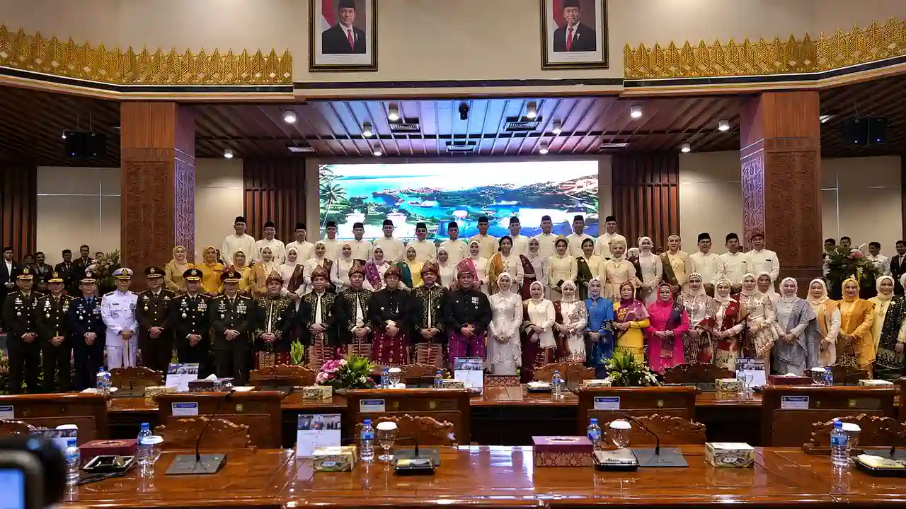 hari-jadi-ke-80-provinsi-sumatera-selatan-dprd-2026 Jajaran pimpinan DPRD Sumsel dan Gubernur Herman Deru saat menghadiri Rapat Paripurna Hari Jadi ke-80 Provinsi Sumatera Selatan.