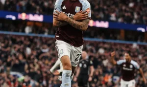 Pemain Aston Villa Ollie Watkins merayakan gol setelah membobol gawang Liverpool di Villa Park.