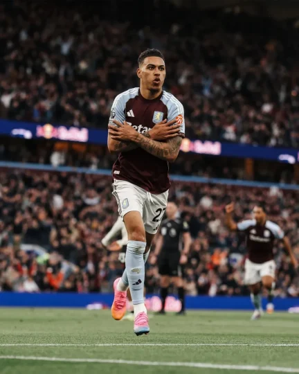 Pemain Aston Villa Ollie Watkins merayakan gol setelah membobol gawang Liverpool di Villa Park.