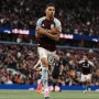 Pemain Aston Villa Ollie Watkins merayakan gol setelah membobol gawang Liverpool di Villa Park.