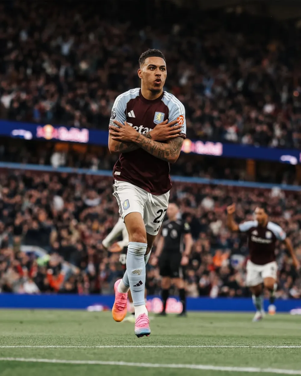 Pemain Aston Villa Ollie Watkins merayakan gol setelah membobol gawang Liverpool di Villa Park.
