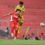 Pemain Persebaya merayakan kemenangan besar 0-7 atas Semen Padang di Stadion H. Agus Salim.]