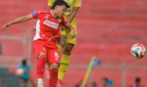 Pemain Persebaya merayakan kemenangan besar 0-7 atas Semen Padang di Stadion H. Agus Salim.]
