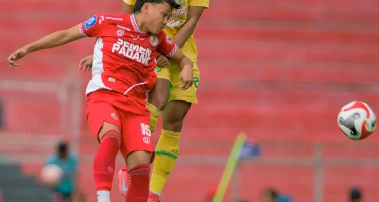 Pemain Persebaya merayakan kemenangan besar 0-7 atas Semen Padang di Stadion H. Agus Salim.]