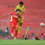 Pemain Persebaya merayakan kemenangan besar 0-7 atas Semen Padang di Stadion H. Agus Salim.]