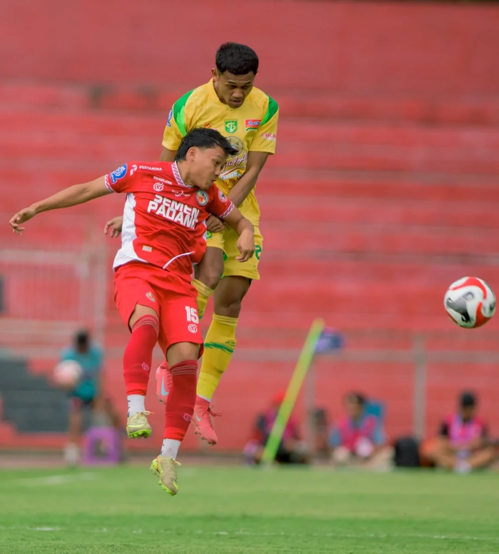 Pemain Persebaya merayakan kemenangan besar 0-7 atas Semen Padang di Stadion H. Agus Salim.]