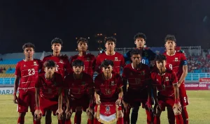 Pemain Timnas U17 Indonesia tertunduk lesu usai kalah dari Jepang di Piala Asia U17 2026.
