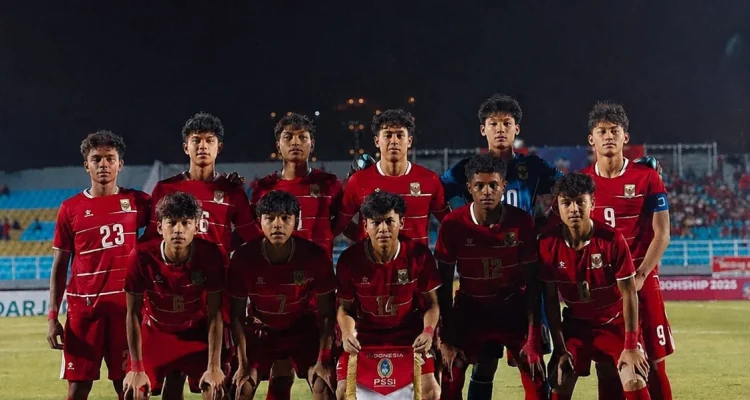 Pemain Timnas U17 Indonesia tertunduk lesu usai kalah dari Jepang di Piala Asia U17 2026.