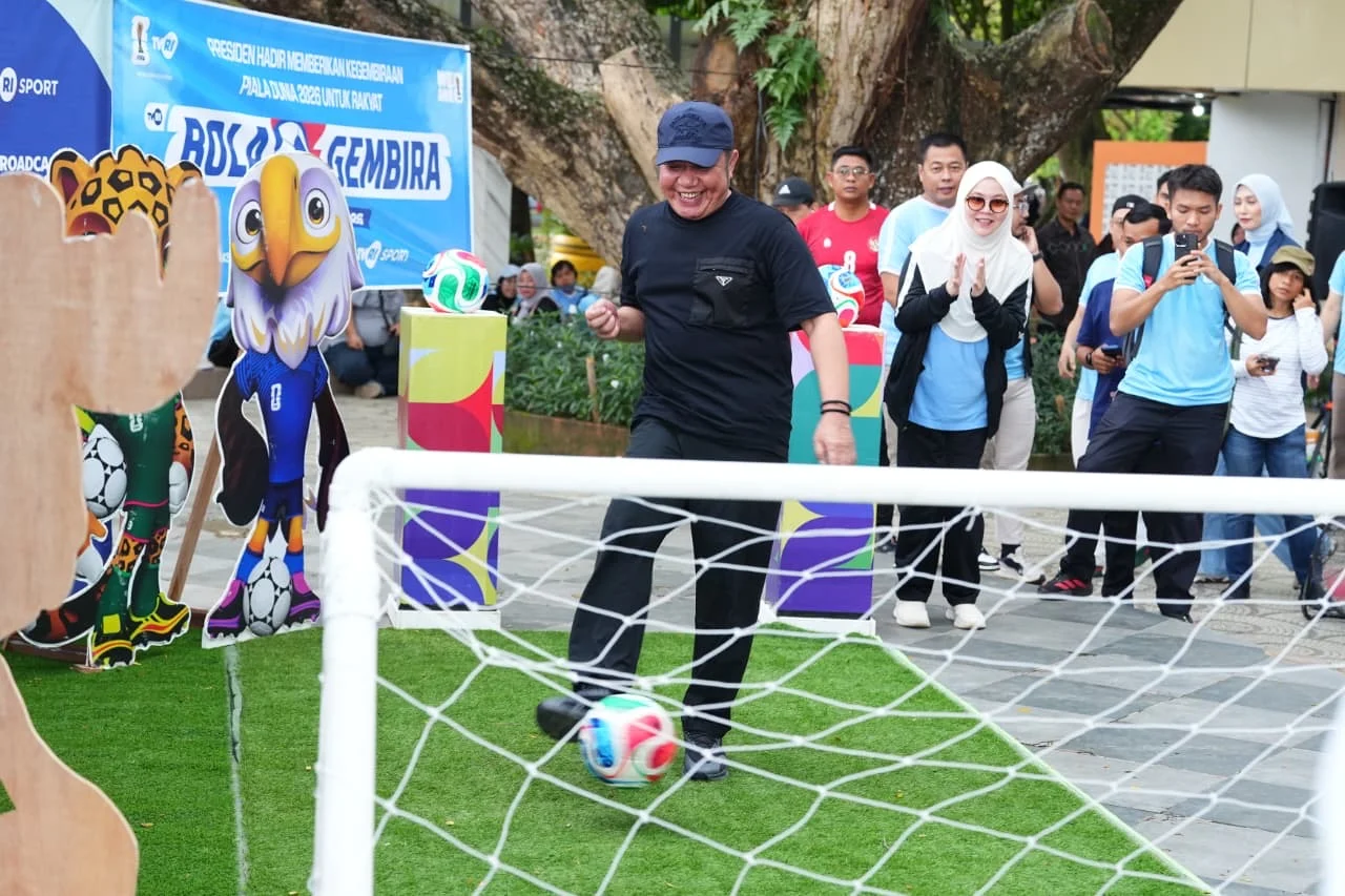 Gubernur Sumsel Herman Deru saat mensosialisasikan Piala Dunia 2026 di Kambang Iwak Palembang.