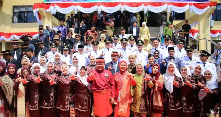 Gubernur Herman Deru dan Bupati Bursah Zarnubi dalam perayaan Rapat Paripurna HUT ke-157 Kabupaten Lahat.