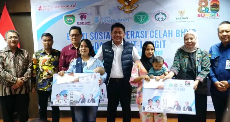 hut-sumsel-80-herman-deru-operasi-bibir-sumbing Gubernur Sumsel Herman Deru mendampingi ibu dan bayi pasien operasi celah bibir gratis di RSGM Provinsi saat HUT Sumsel ke-80.