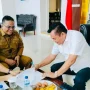 Personel Intelkam Polda Sumsel menyerahkan bantuan sembako kepada pengurus Sentra Budi Perkasa Palembang.