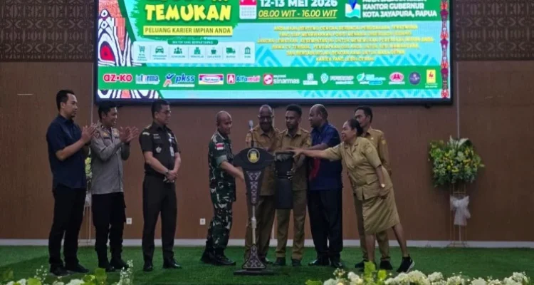 Kepala Bidang Pelatihan Disnaker Papua saat menjelaskan program Kartu Siap Kerja di Job Fair Jayapura.