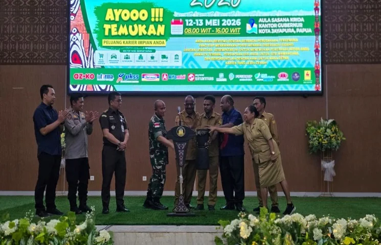 Kepala Bidang Pelatihan Disnaker Papua saat menjelaskan program Kartu Siap Kerja di Job Fair Jayapura.