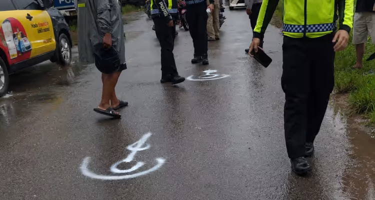 Petugas kepolisian olah TKP kecelakaan maut ojol dan ibunya di Simpang Bagan Mukakuning Batam.