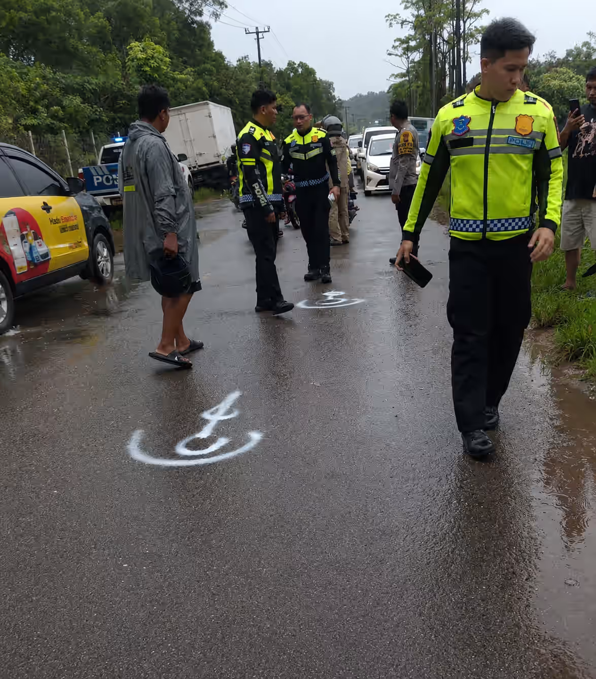 Petugas kepolisian olah TKP kecelakaan maut ojol dan ibunya di Simpang Bagan Mukakuning Batam.