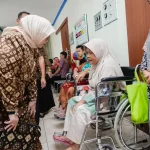 Hj Patimah Toha memantau pelaksanaan imunisasi MR bagi nakes di RSUD Sekayu.