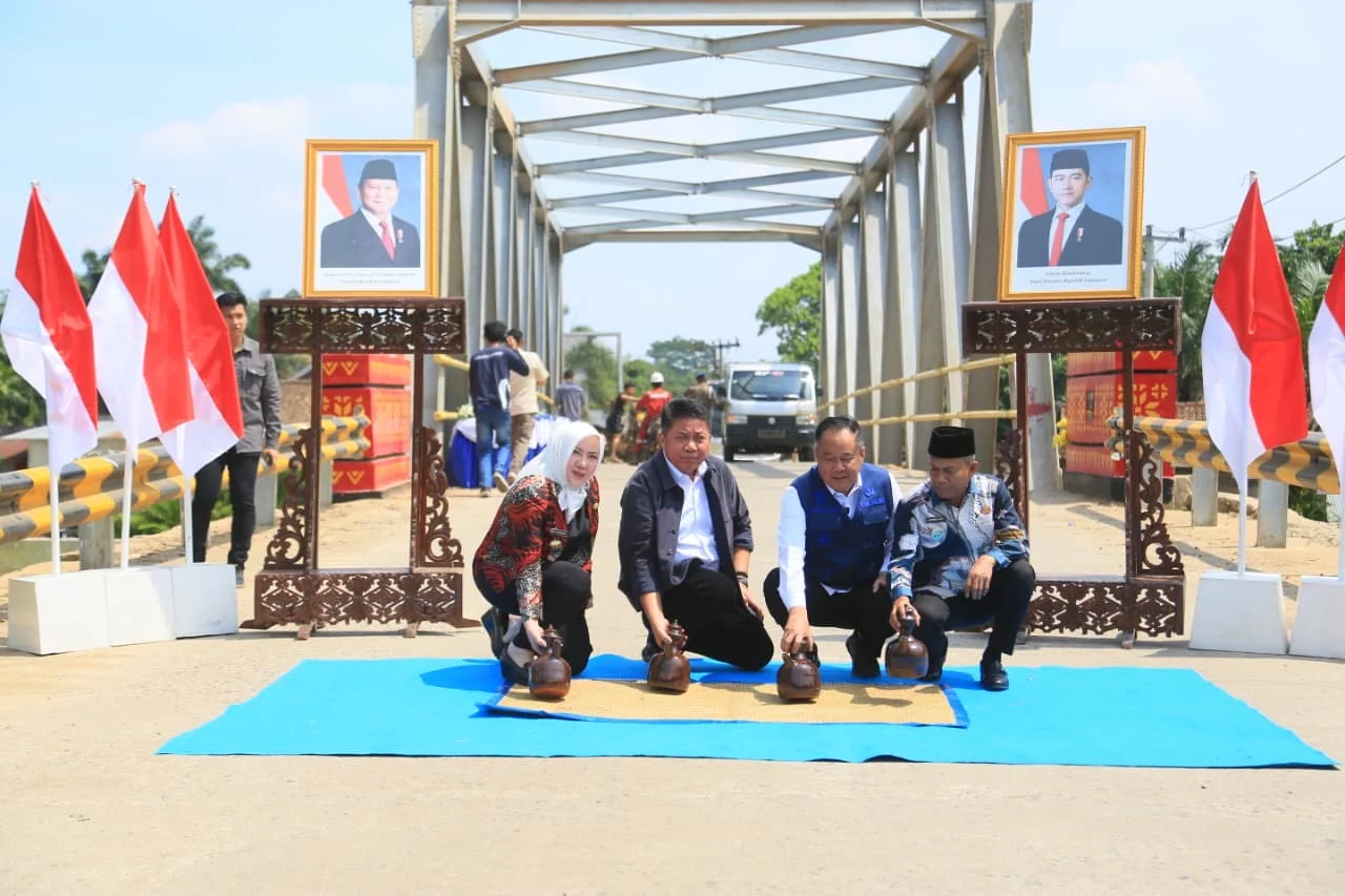 Gubernur Sumatera Selatan Herman Deru didampingi Wakil Gubernur Sumsel Cik Ujang serta Bupati Musi Rawas Ratna Machmud meresmikan 17 infrastruktur jembatan yang tersebar di sejumlah wilayah Sumatera Selatan. Gubernur Sumatera Selatan Herman Deru didampingi Wakil Gubernur Sumsel Cik Ujang serta Bupati Musi Rawas Ratna Machmud meresmikan 17 infrastruktur jembatan yang tersebar di sejumlah wilayah Sumatera Selatan.