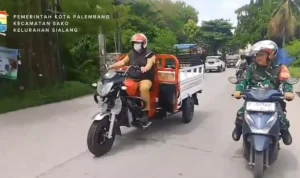 Lurah Sialang Palembang Dan Iqbal saat melakukan uji coba motor roda tiga untuk Koperasi Merah Putih Sialang.