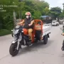 Lurah Sialang Palembang Dan Iqbal saat melakukan uji coba motor roda tiga untuk Koperasi Merah Putih Sialang.