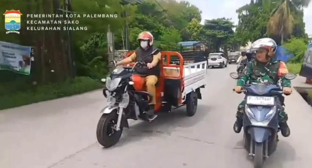 Lurah Sialang Palembang Dan Iqbal saat melakukan uji coba motor roda tiga untuk Koperasi Merah Putih Sialang.