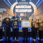 Wakil Bupati Musi Banyuasin dan Kepala Dinas Kearsipan saat menerima penghargaan tata kelola kearsipan terbaik dari kepala ANRI di Jakarta.