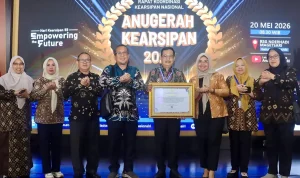 muba-tata-kelola-kearsipan-terbaik-nasional-anri-2026 Wakil Bupati Musi Banyuasin dan Kepala Dinas Kearsipan saat menerima penghargaan tata kelola kearsipan terbaik dari kepala ANRI di Jakarta.