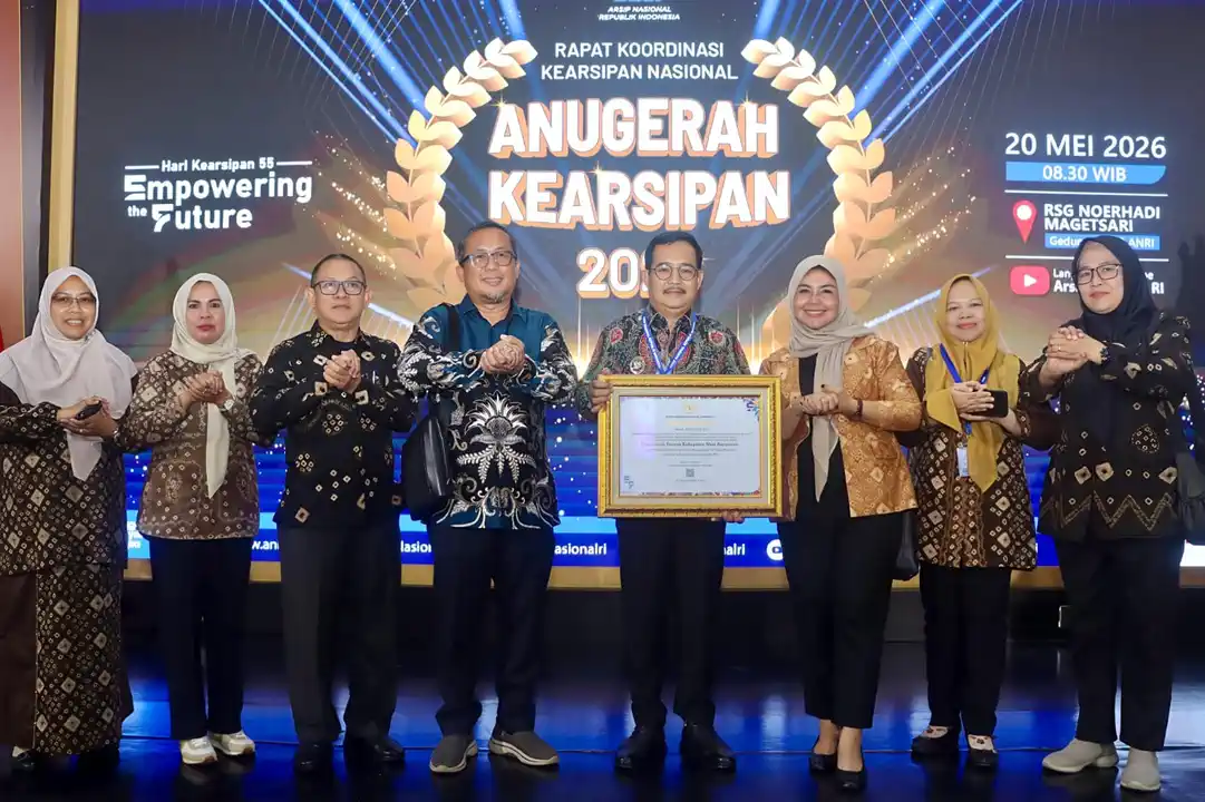 muba-tata-kelola-kearsipan-terbaik-nasional-anri-2026 Wakil Bupati Musi Banyuasin dan Kepala Dinas Kearsipan saat menerima penghargaan tata kelola kearsipan terbaik dari kepala ANRI di Jakarta.