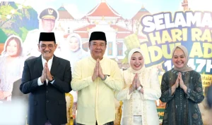 open-house-cik-ujang-iduladha Suasana hangat Wakil Gubernur Sumsel H Cik Ujang dan istri Hj Lidyawati saat bersalaman dengan warga di acara Open House Iduladha.